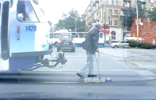 Толкнул инвалида 