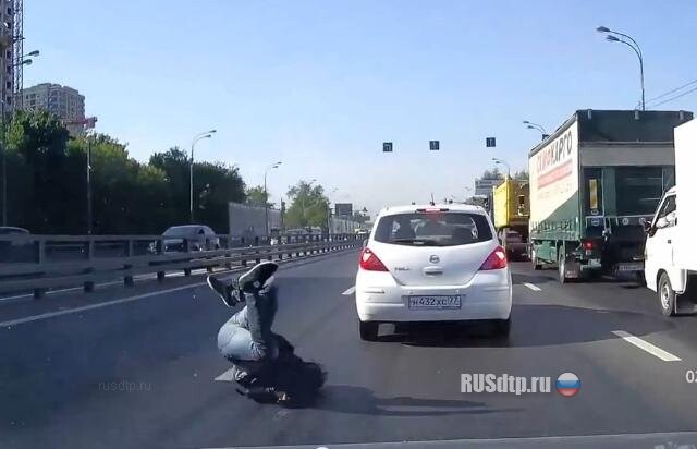 Падение мотоциклиста