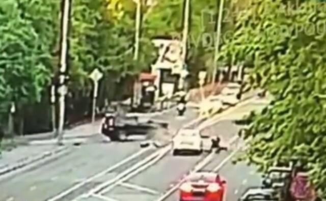 Водитель автомобиля не пропустил мотоциклиста на улице Суворова в Калининграде