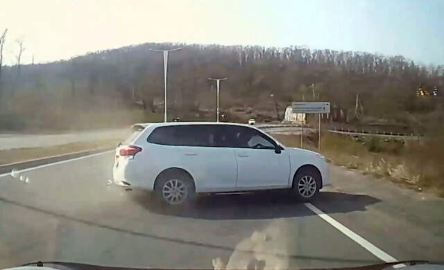 Противостояние на дороге во Владивостоке: у водителя «Тойоты» не выдержали нервы 