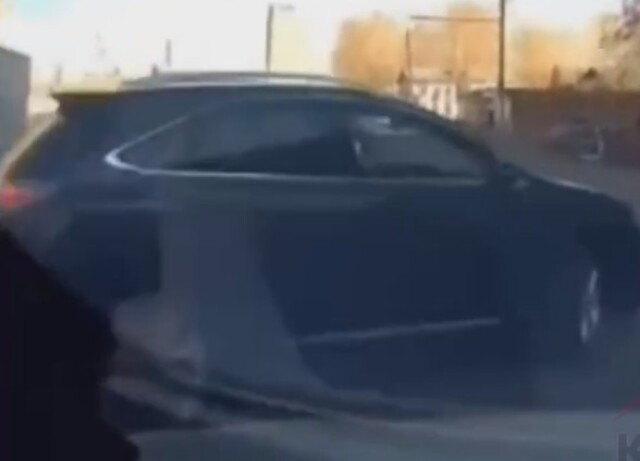 Автомобиль врезался в остановку в результате ДТП в Красноярске 