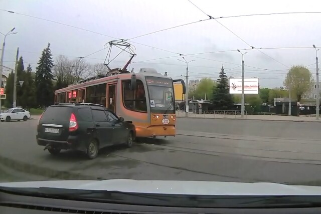 Авария на площади Победы в Смоленске: «Лада Приора» столкнулась с трамваем 