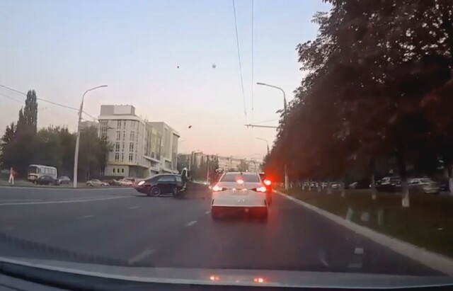 В Белгороде женщина разворачивалась через сплошную и не пропустила мотоциклиста