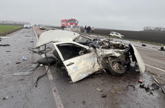 Автомобиль разорвало на части в результате ДТП под Воронежем 