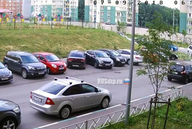 В Нижнем Новгороде автоледи разбила четыре автомобиля на парковке