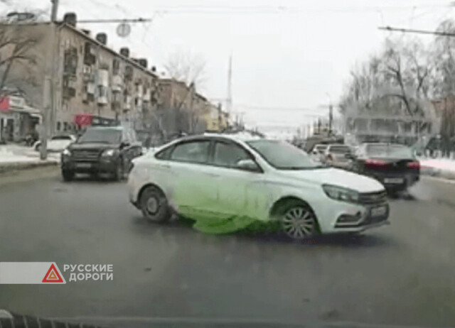 Водитель «Лады» не убедился в безопасности маневра и попал в ДТП в Омске 