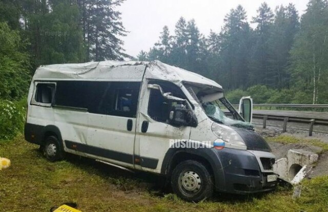 В Иркутской области перевернулся микроавтобус с пассажирами 