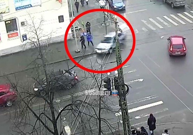 Наезд на женщину и ребенка Петрозаводске. ВИДЕО 