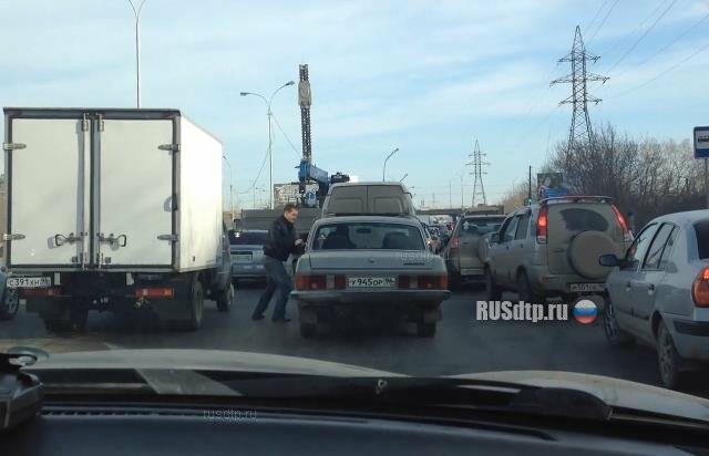 Погоня за Волгой в Екатеринбурге. Водитель скрылся с места ДТП 