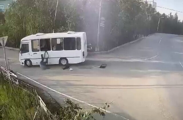 В Якутске пассажир выпал на дорогу из окна автобуса