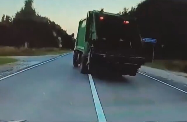 В Нижегородской области Hyundai вылетел на встречную полосу и столкнулся с мусоровозом 