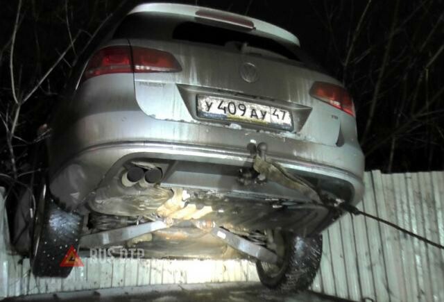 В Кирове пьяный водитель запрыгнул на забор 