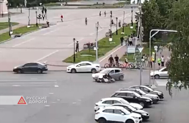 Легковой автомобиль сбил мотоциклистку в Вологде