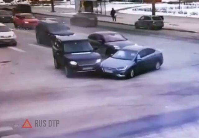 Hyundai и Range Rover не поделили дорогу в Петербурге