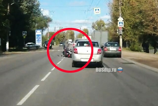 Мотоциклист столкнулся с автомобилем на Московском шоссе в Твери. ВИДЕО