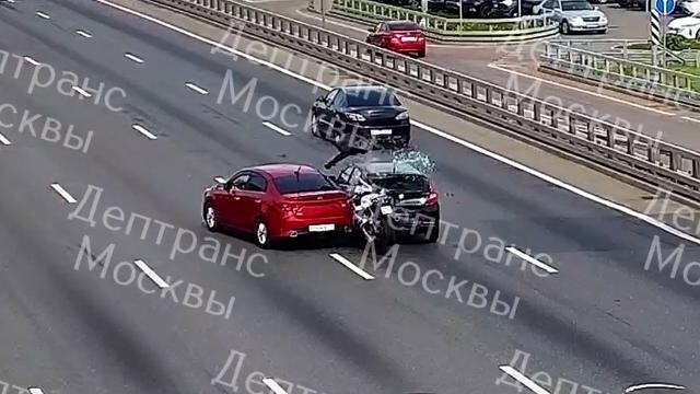 Камеры запечатлели момент столкновения мотоцикла с двумя автомобилями на МКАД