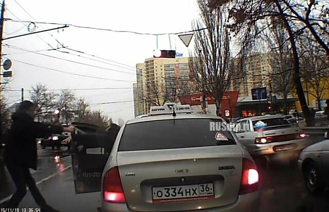 В Воронеже таксист напал с ножом на автомобилиста