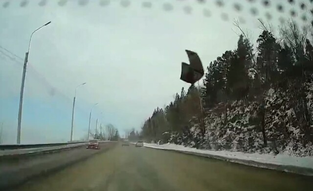 «Подарок» на День Рождения: швеллер пробил лобовое стекло автомобиля под Иркутском 