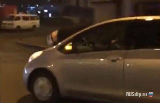 Жительница Владивостока прокатила мужа на капоте автомобиля