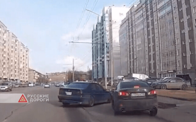 В Красноярске BMW разворачивался на перекрестке и едва не столкнулся с «Лексусом»