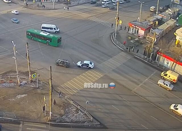 Таксист и водитель «Нивы» не разъехались на перекрестке в Челябинске