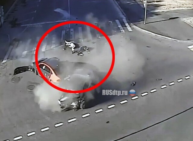 Водитель и пассажир делимобиля «катапультировались» в результате ДТП в Москве 