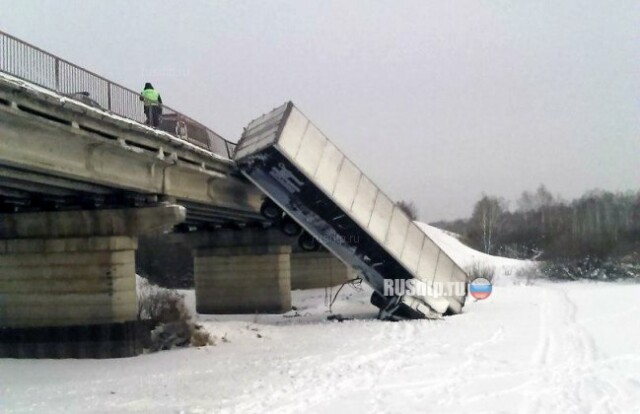Фура упала с моста в реку после ДТП в Челябинской области 