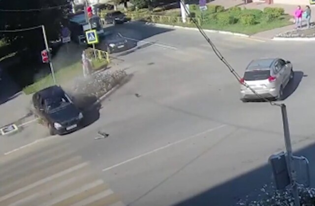В Туле автомобиль вылетел с дороги и снес дорожный знак: пешеходу повезло