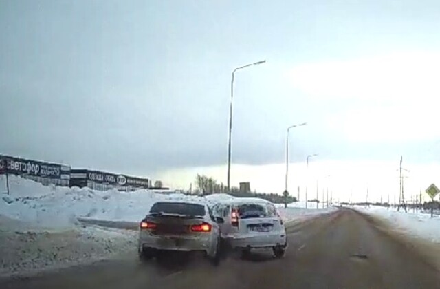 ДТП в Татарстане: водитель иномарки совершал обгон и столкнулся с «Ладой»