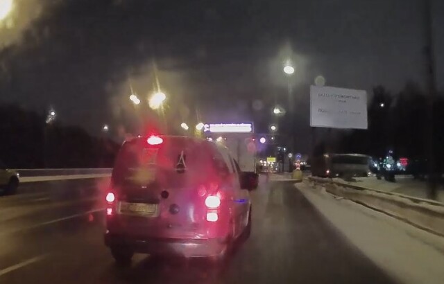 Конфликт на дороге в Москве: водителю не понравилось, как женщина перед ним перестроилась