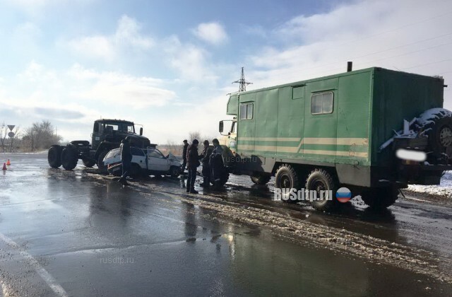 Два грузовика смяли «Оку» вместе с водителем на трассе под Оренбургом 