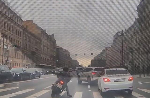 «Не остановился и уехал»: автомобиль и мотоцикл столкнулись на Невском проспекте в Петербурге
