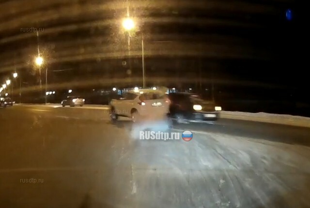 Момент ДТП на улице Волгоградской в Омске попал на видео