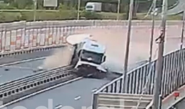Момент ДТП на трассе М-12 во Владимирской области: водитель грузовика заснул за рулём