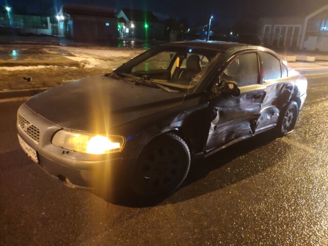 В Петербурге неизвестный водитель устроил ДТП и скрылся на разбитой машине 