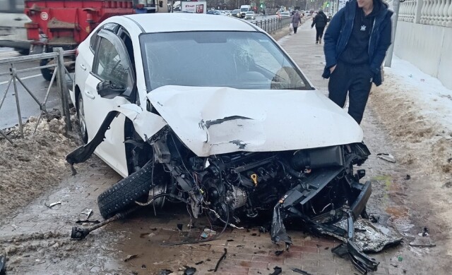 В Подмосковье пьяный мужчина на угнанном авто вылетел на тротуар и снёс ограждение 