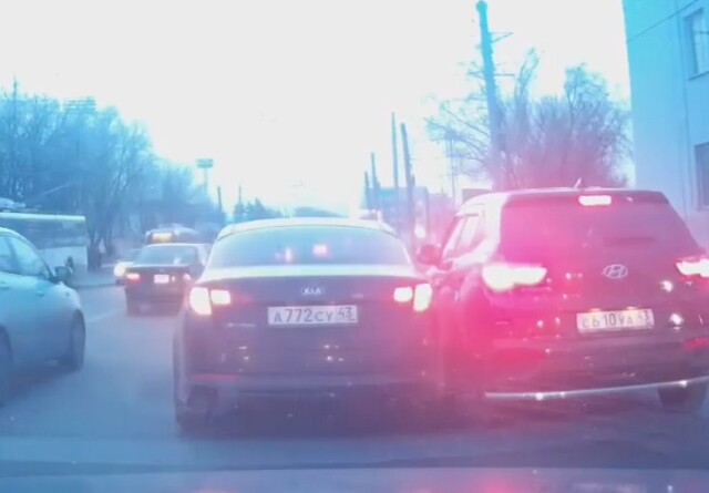 Авария в Кирове: водитель кроссовера перестраивался в левую полосу и не заметил Kia 