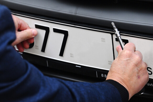 В России водителя лишили прав за отсутствие флага на номерном знаке 