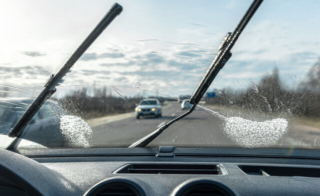 Замерзают форсунки стеклоомывателя? Этот дешевый способ решит проблему 
