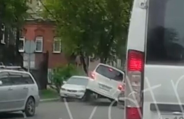 В Иркутске водитель минивэна пытался объехать пробку по встречной полосе и попал в ДТП