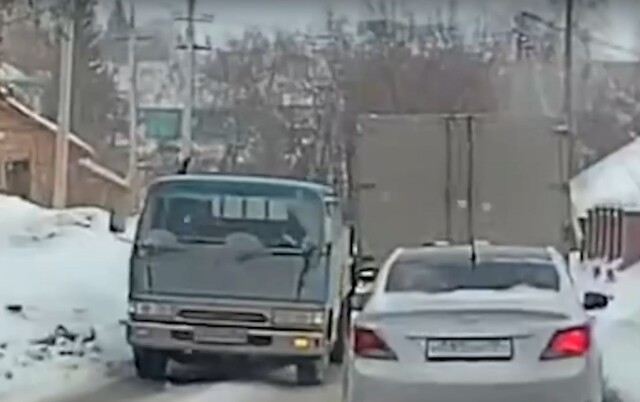 Два небольших грузовичка не смогли разъехаться на узкой дороге в Новосибирске 