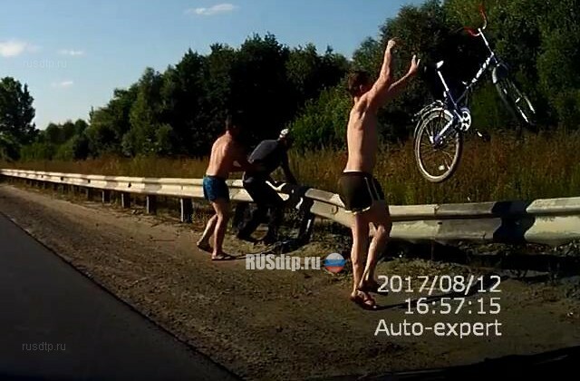 В Рязани двое мужчин выкинули с трассы велосипедиста