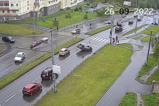 В Петрозаводске "Лада" наехала на ограждение и перевернулась
