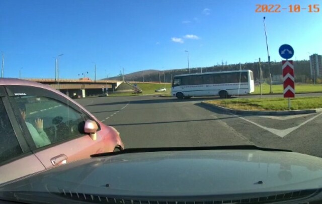 Два автомобиля столкнулись на кольце в Красноярске