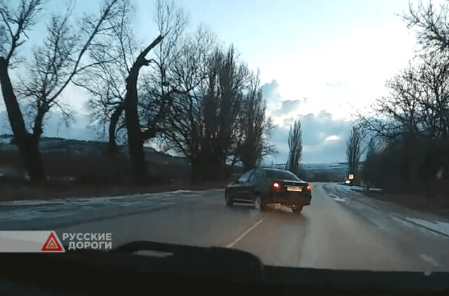 В Крыму водитель не справился с управлением и врезался в дерево