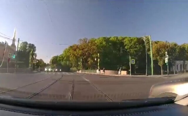 Утреннее ДТП в Петербурге: водитель Volvo XC90 скрылся