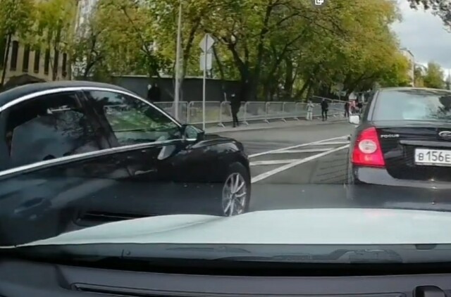 В Москве наглый водитель пытался опередить поток машин и устроил ДТП