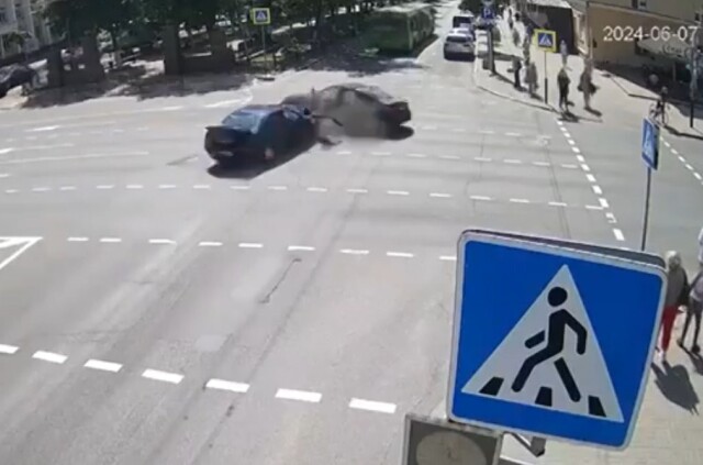 ДТП на перекрестке в Гомеле: иномарка вылетела на тротуар и сбила женщину 