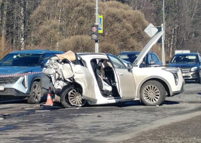 Haval смяло по задние сиденья в результате ДТП в Петербурге 