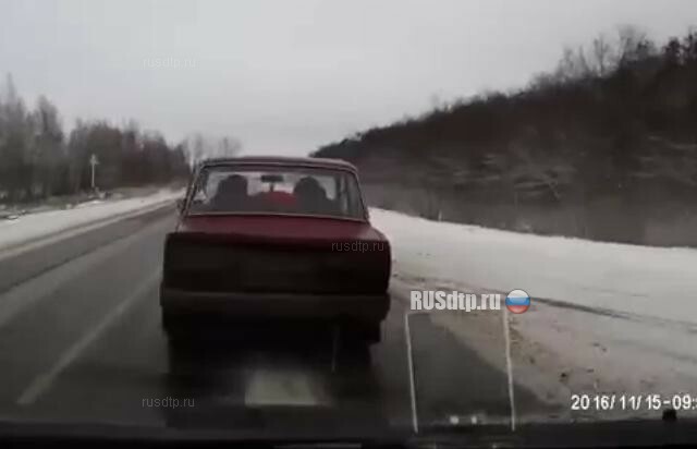 Автомобиль перевернулся на трассе в Курской области